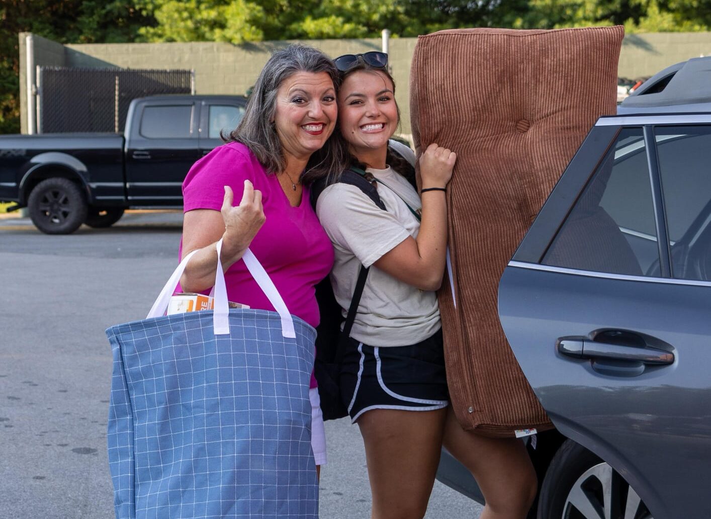 student and mom at move in day