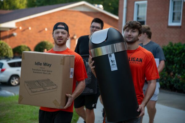 students helping new students move in to residence halls
